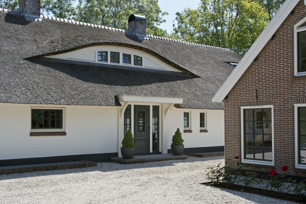 Maatwerk kelderbouw en renovatie van monumentale woonboerderij in Woerdense Verlaat.