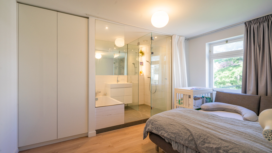 Renovatie van appartement met speciale deur in Amsterdam. Niesing Bouwbedrijf