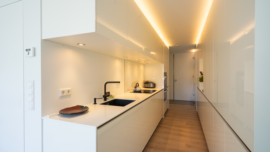 Renovatie van appartement met speciale deur in Amsterdam. Niesing Bouwbedrijf