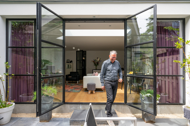 Moderne benedenwoning in Amsterdam voorzien van stalen gevelkozijnen. Niesing Bouwbedrijf