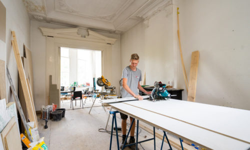 Timmerman Brad aan het werk in Amsterdam Centrum. Niesing Bouwbedrijf