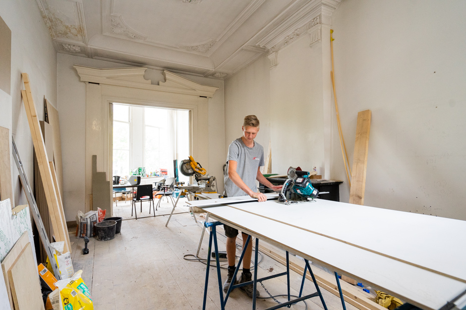 Timmerman Brad aan het werk in Amsterdam Centrum. Niesing Bouwbedrijf