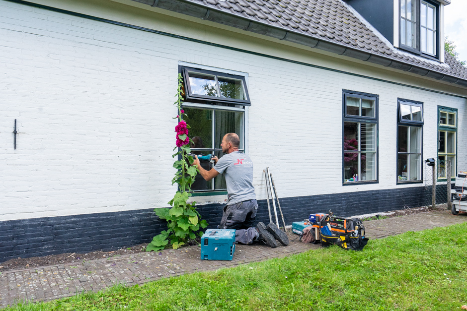 Timmerman Theo aan het werk. Niesing Bouwbedrijf