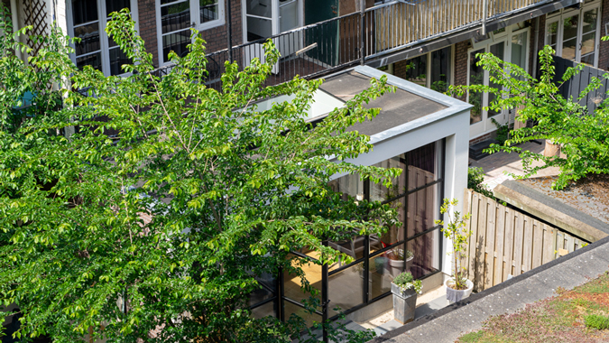 Moderne benedenwoning in Amsterdam voorzien van stalen gevelkozijnen. Niesing Bouwbedrijf